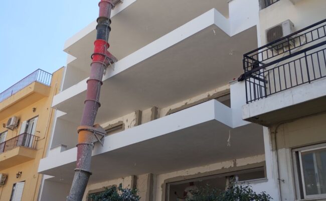 ΤΕΤΡΑΩΡΟΦΗ ΟΙΚΟΔΟΜΗ ΜΕ ΠΥΛΩΤΗ ΚΑΙ ΔΩΜΑ