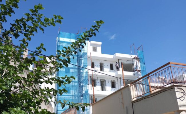 ΤΕΤΡΑΩΡΟΦΗ ΟΙΚΟΔΟΜΗ ΜΕ ΠΥΛΩΤΗ ΚΑΙ ΔΩΜΑ