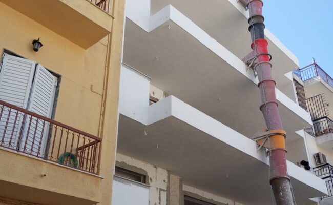 ΤΕΤΡΑΩΡΟΦΗ ΟΙΚΟΔΟΜΗ ΜΕ ΠΥΛΩΤΗ ΚΑΙ ΔΩΜΑ