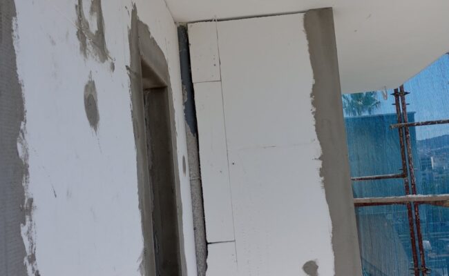 ΤΕΤΡΑΩΡΟΦΗ ΟΙΚΟΔΟΜΗ ΜΕ ΠΥΛΩΤΗ ΚΑΙ ΔΩΜΑ